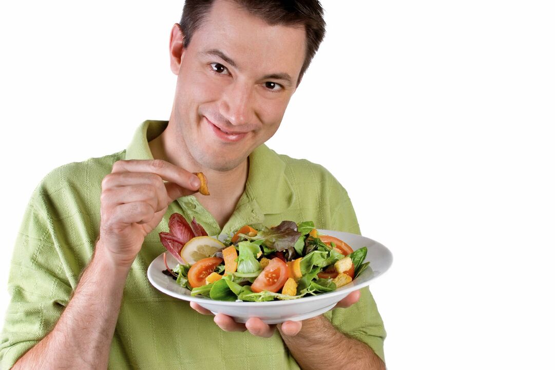 مرد برای قدرت سالاد سبزیجات می خورد